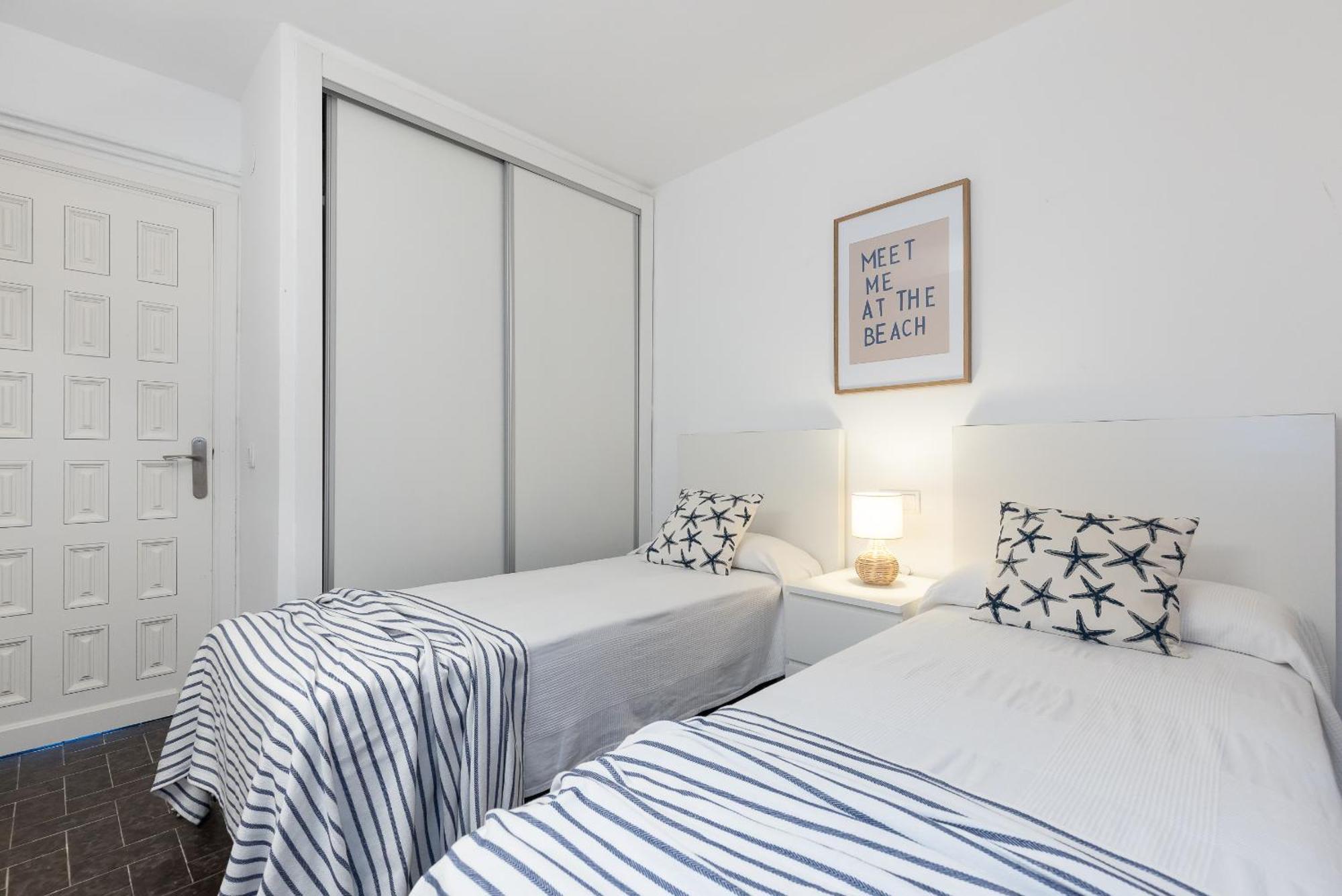 Uhc Dms Family Apartments Cambrils Habitación foto