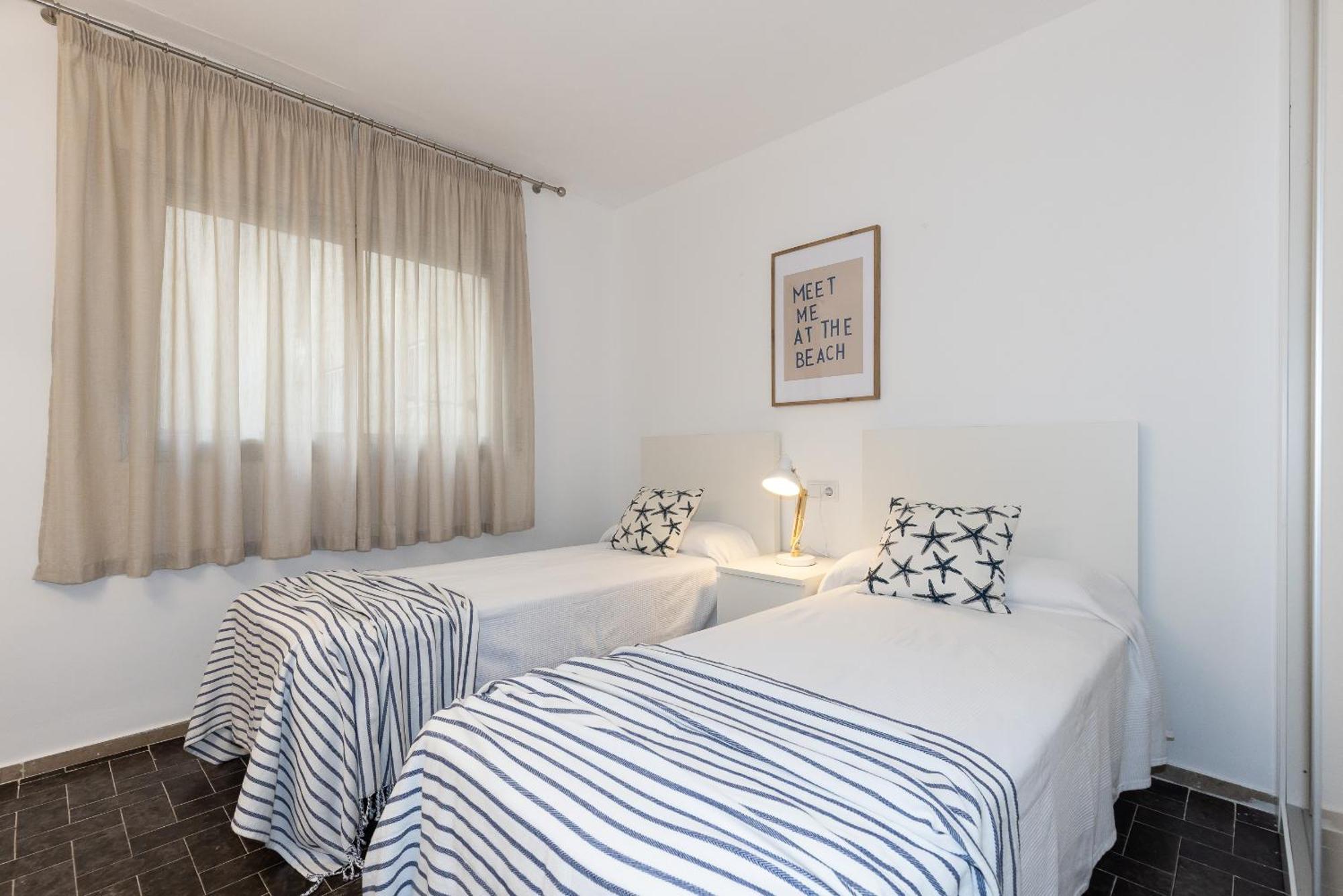 Uhc Dms Family Apartments Cambrils Habitación foto